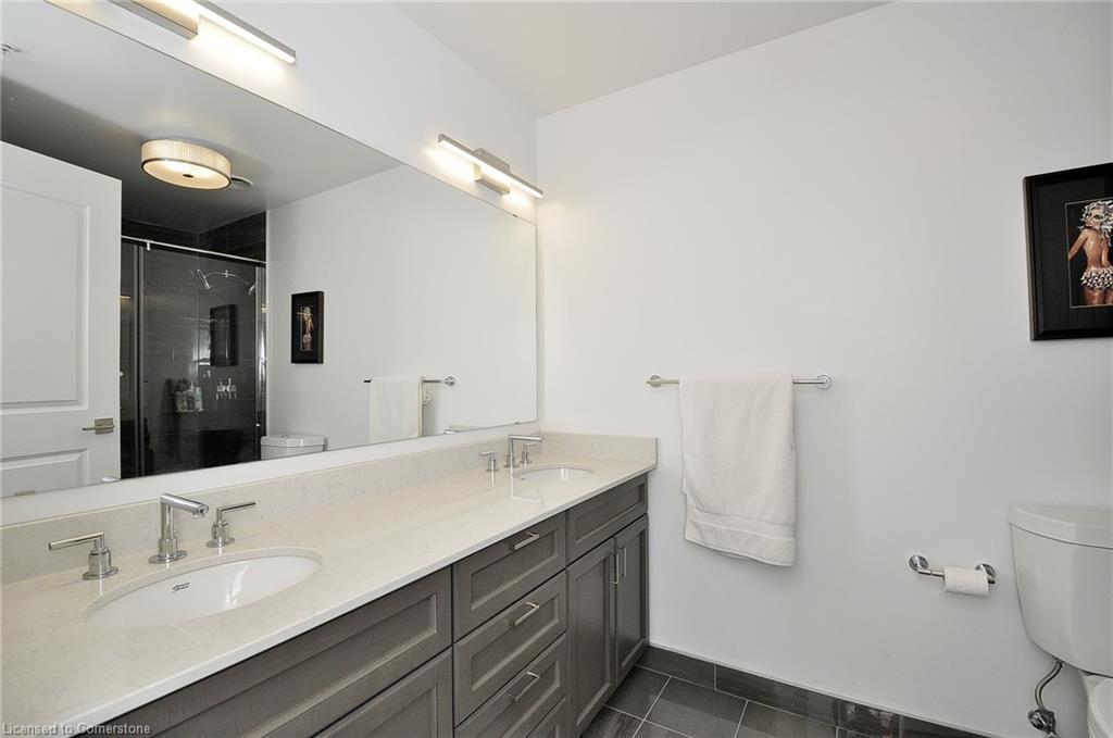 1213-15 Glebe Street, Cambridge, ON - Indoor Photo Showing Bathroom