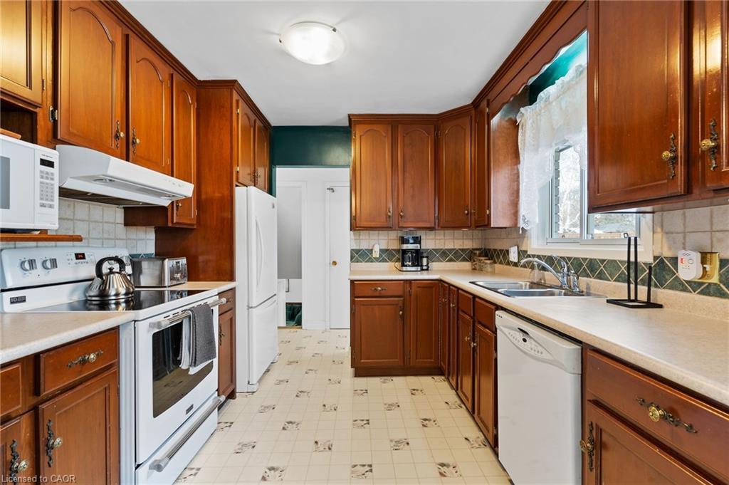 305 Centre Street, Niagara-On-The-Lake, ON - Indoor Photo Showing Kitchen With Double Sink