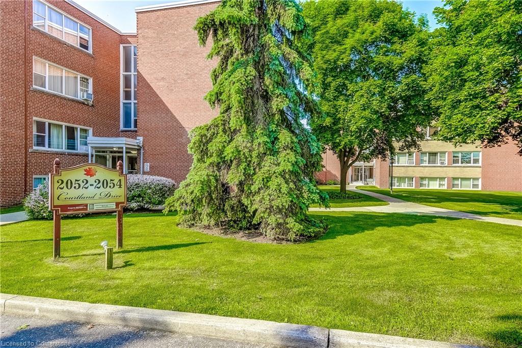 104-2052 Courtland Drive, Burlington, ON - Outdoor