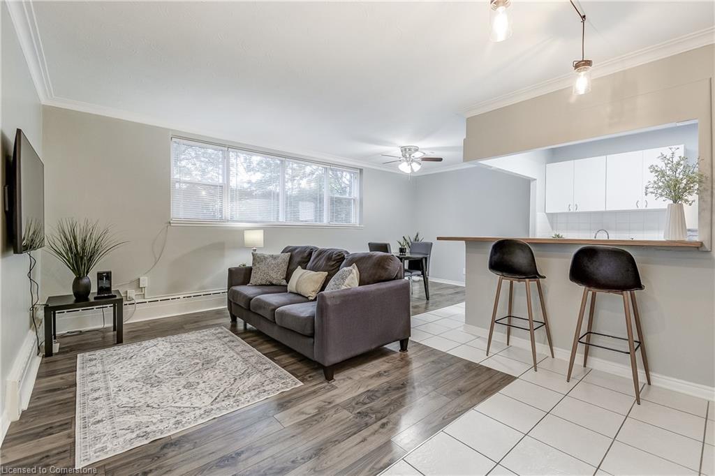 104-2052 Courtland Drive, Burlington, ON - Indoor Photo Showing Living Room
