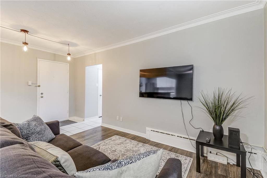 104-2052 Courtland Drive, Burlington, ON - Indoor Photo Showing Living Room