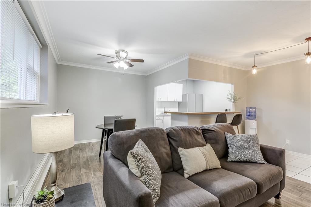 104-2052 Courtland Drive, Burlington, ON - Indoor Photo Showing Living Room