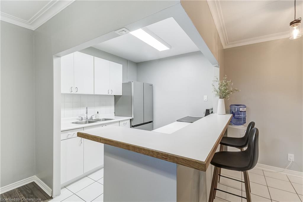 104-2052 Courtland Drive, Burlington, ON - Indoor Photo Showing Other Room