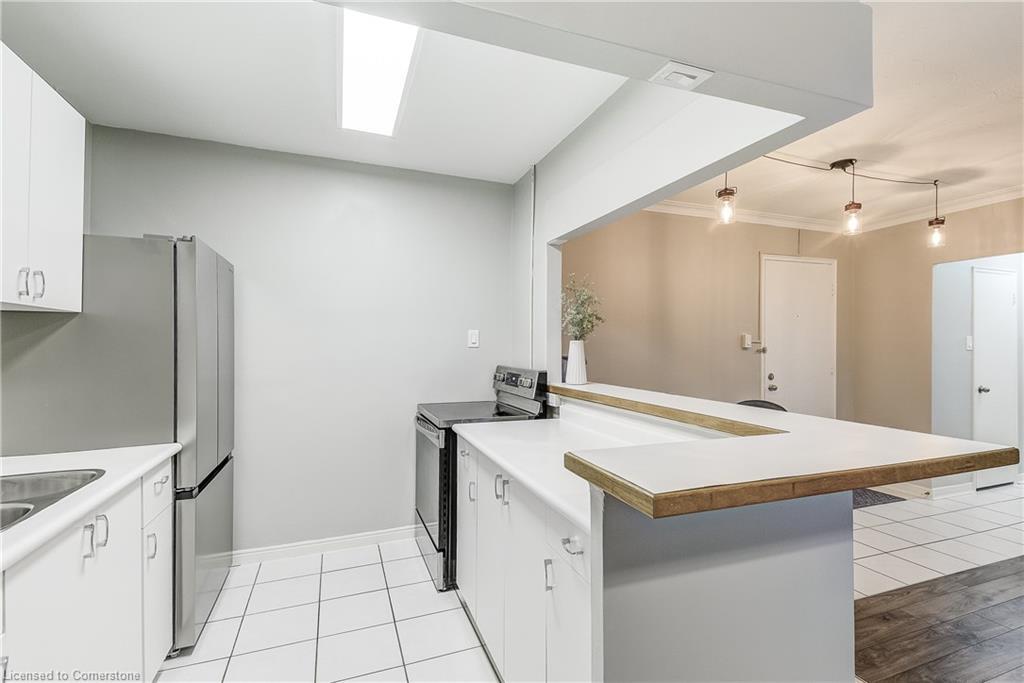 104-2052 Courtland Drive, Burlington, ON - Indoor Photo Showing Kitchen