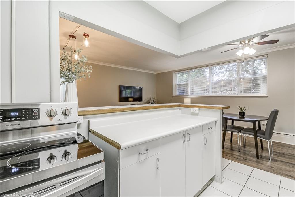 104-2052 Courtland Drive, Burlington, ON - Indoor Photo Showing Kitchen