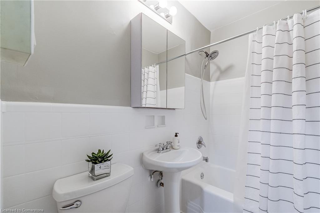 104-2052 Courtland Drive, Burlington, ON - Indoor Photo Showing Bathroom