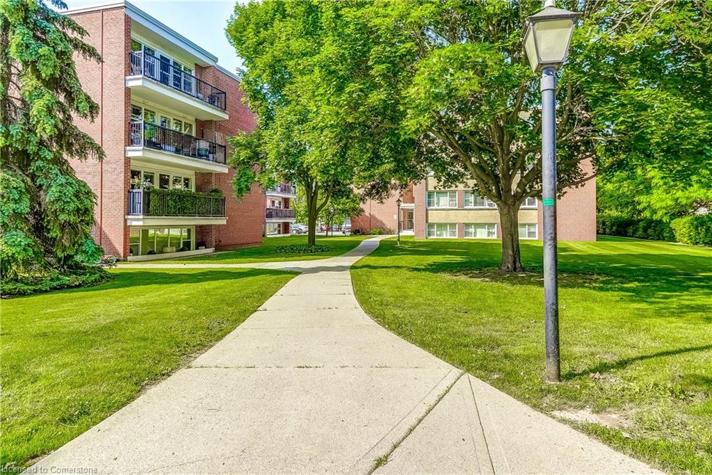 104-2052 Courtland Drive, Burlington, ON - Outdoor