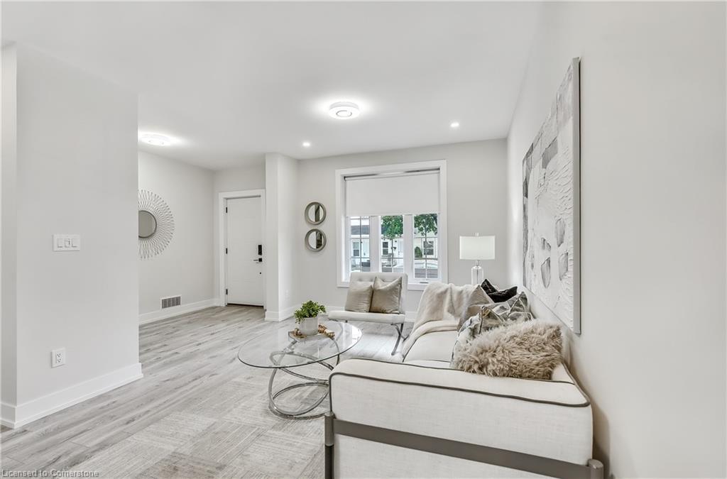 221 Rosslyn Avenue N, Hamilton, ON - Indoor