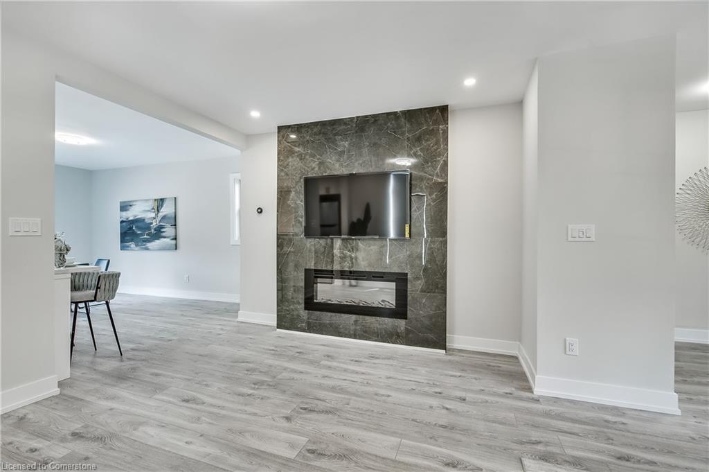 221 Rosslyn Avenue N, Hamilton, ON - Indoor Photo Showing Living Room With Fireplace