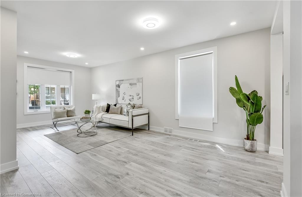 221 Rosslyn Avenue N, Hamilton, ON - Indoor