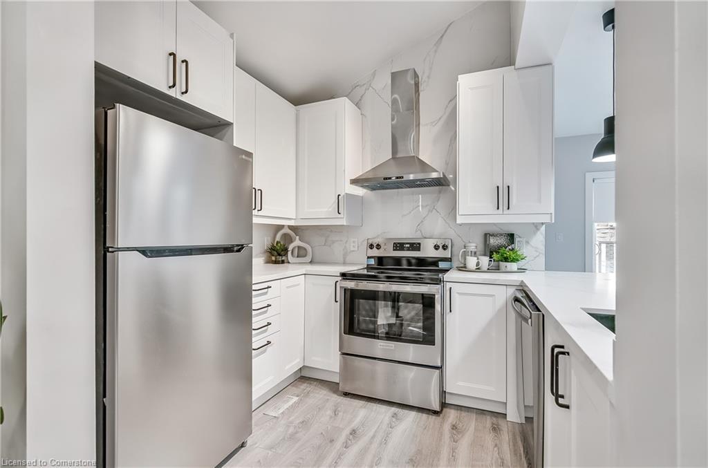 221 Rosslyn Avenue N, Hamilton, ON - Indoor Photo Showing Kitchen