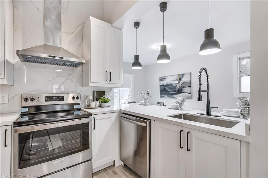 221 Rosslyn Avenue N, Hamilton, ON - Indoor Photo Showing Kitchen With Upgraded Kitchen