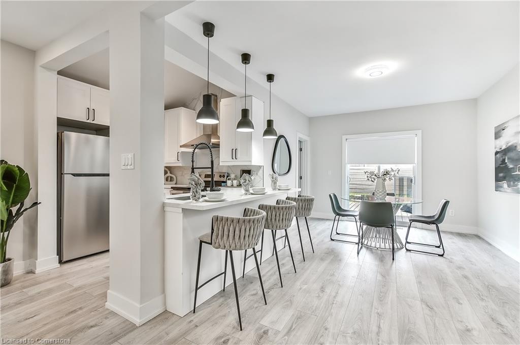 221 Rosslyn Avenue N, Hamilton, ON - Indoor Photo Showing Kitchen