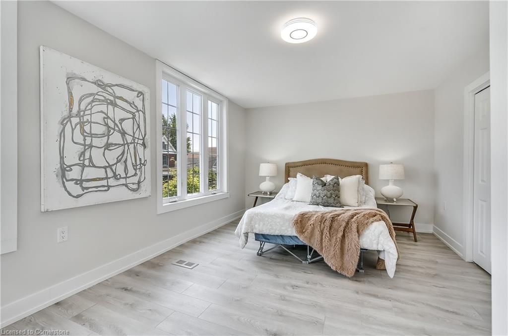 221 Rosslyn Avenue N, Hamilton, ON - Indoor Photo Showing Bedroom