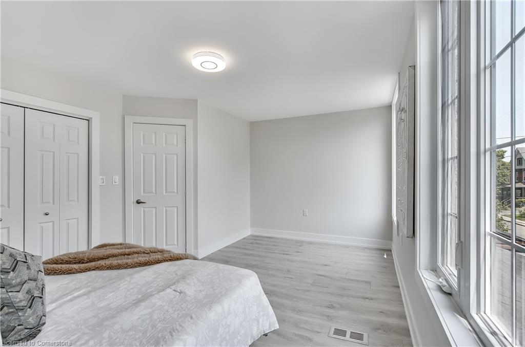 221 Rosslyn Avenue N, Hamilton, ON - Indoor Photo Showing Bedroom