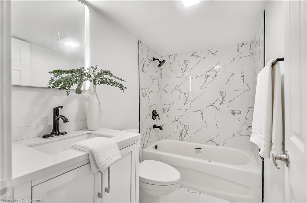 221 Rosslyn Avenue N, Hamilton, ON - Indoor Photo Showing Bathroom
