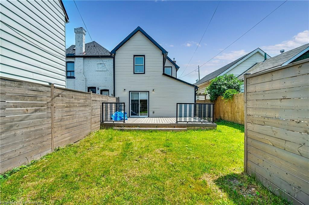 221 Rosslyn Avenue N, Hamilton, ON - Outdoor With Exterior