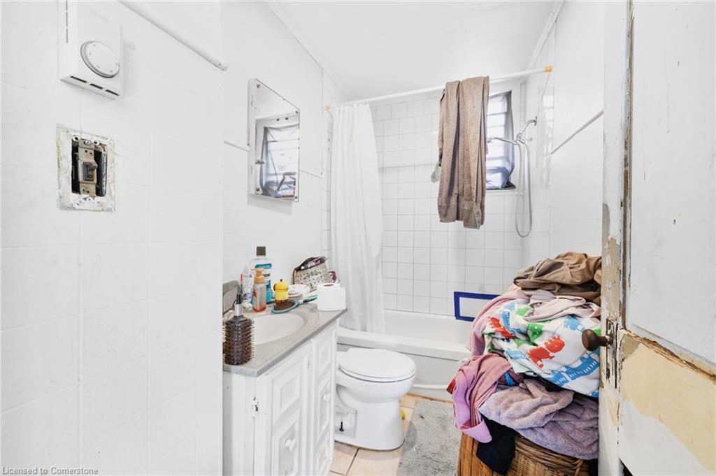 82 Marlborough Street, Brantford, ON - Indoor Photo Showing Bathroom