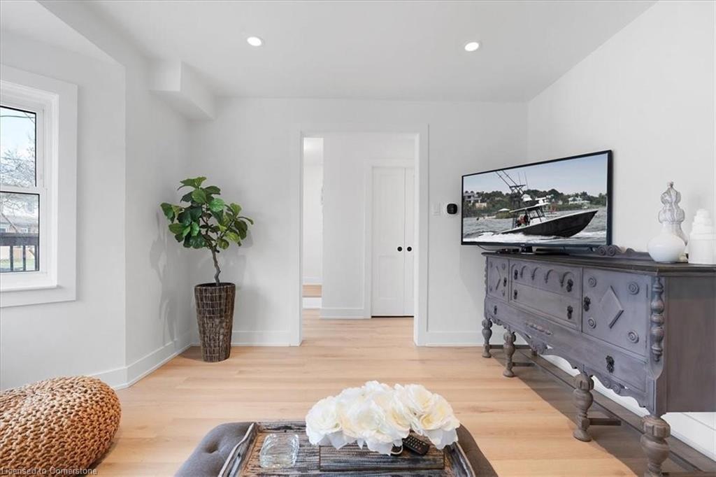 94 West 32Nd Street, Hamilton, ON - Indoor Photo Showing Living Room