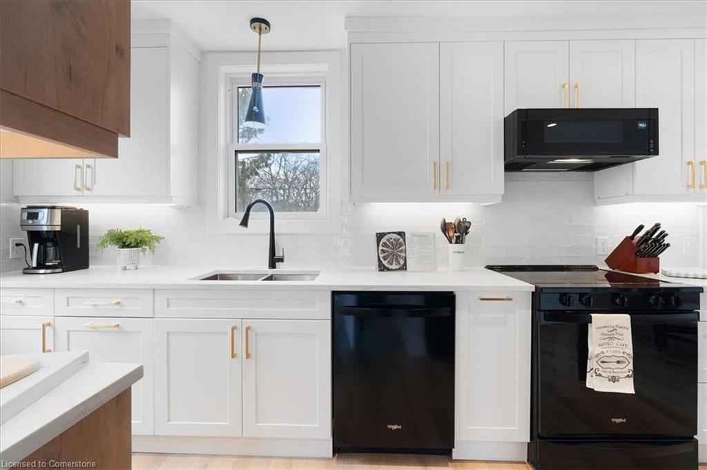 94 West 32Nd Street, Hamilton, ON - Indoor Photo Showing Kitchen With Double Sink With Upgraded Kitchen