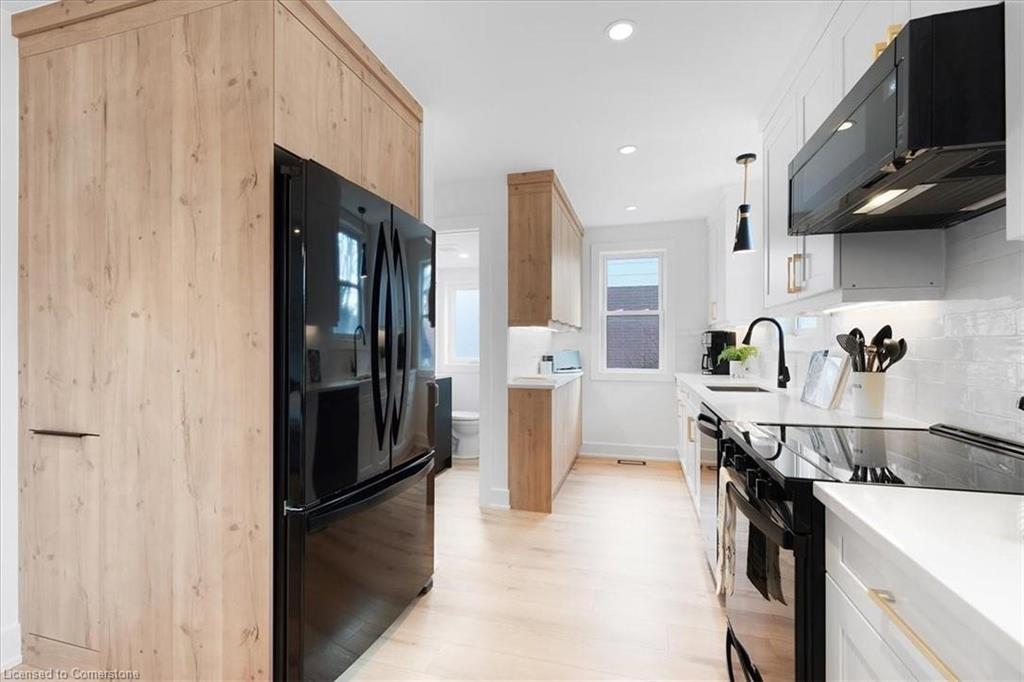 94 West 32Nd Street, Hamilton, ON - Indoor Photo Showing Kitchen With Upgraded Kitchen