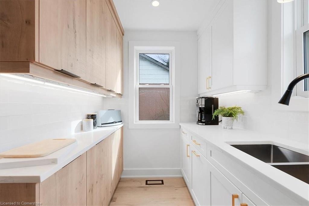 94 West 32Nd Street, Hamilton, ON - Indoor Photo Showing Kitchen