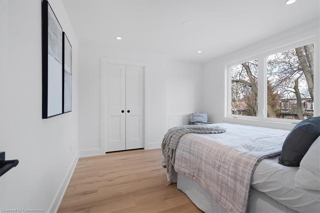 94 West 32Nd Street, Hamilton, ON - Indoor Photo Showing Bedroom