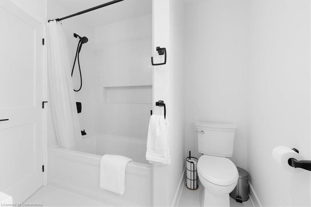 94 West 32Nd Street, Hamilton, ON - Indoor Photo Showing Bathroom