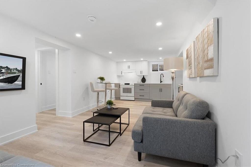 94 West 32Nd Street, Hamilton, ON - Indoor Photo Showing Living Room