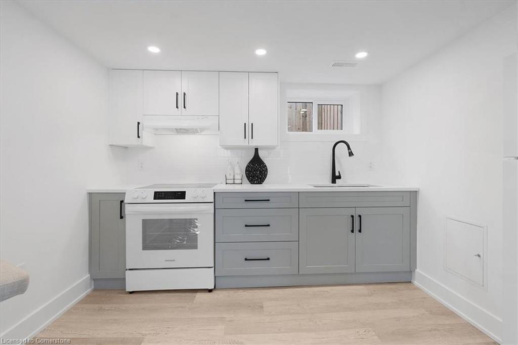 94 West 32Nd Street, Hamilton, ON - Indoor Photo Showing Kitchen