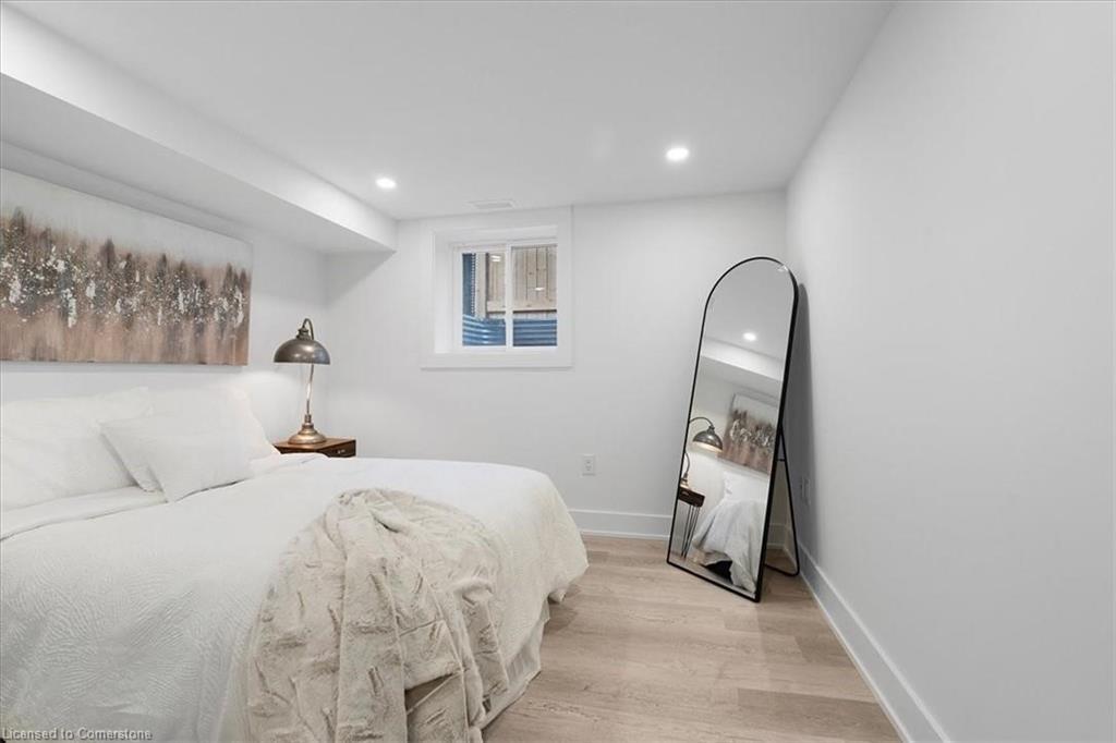 94 West 32Nd Street, Hamilton, ON - Indoor Photo Showing Bedroom