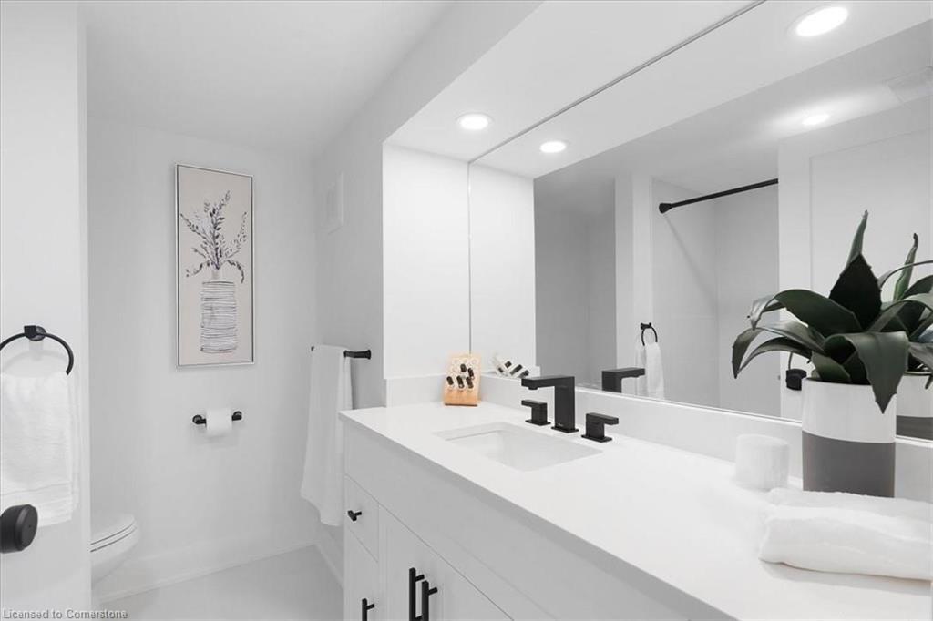 94 West 32Nd Street, Hamilton, ON - Indoor Photo Showing Bathroom