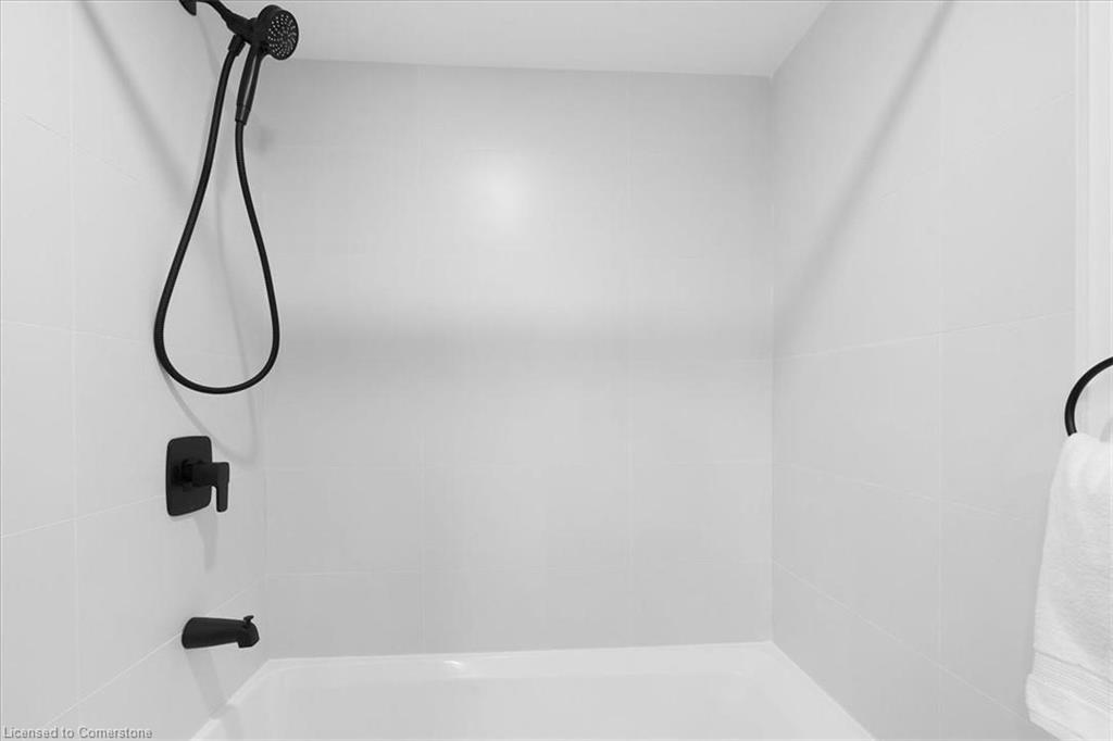 94 West 32Nd Street, Hamilton, ON - Indoor Photo Showing Bathroom