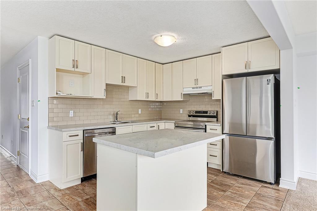 142 Stonebrook Way, Markdale, ON - Indoor Photo Showing Kitchen With Upgraded Kitchen