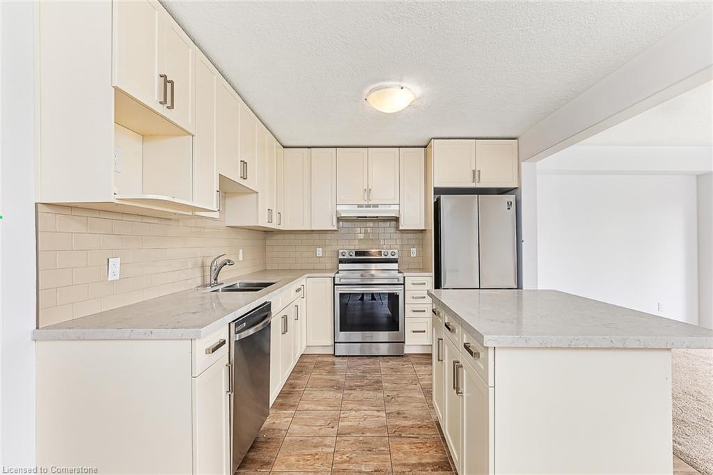 142 Stonebrook Way, Markdale, ON - Indoor Photo Showing Kitchen With Double Sink With Upgraded Kitchen