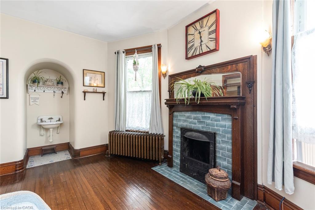 225 Broad Street E, Dunnville, ON - Indoor Photo Showing Living Room With Fireplace