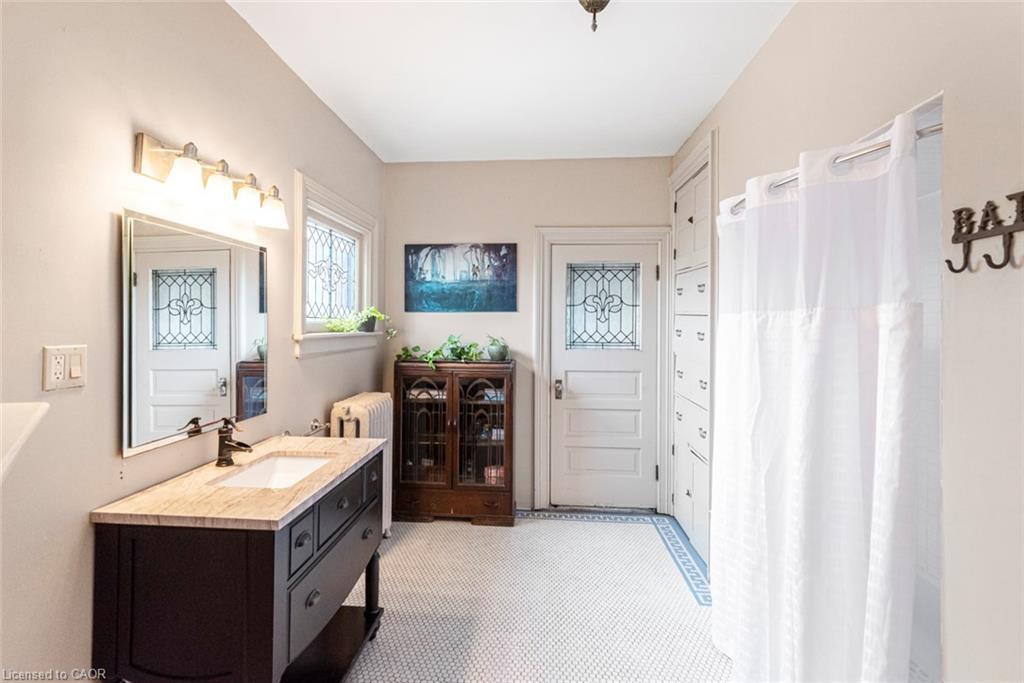 225 Broad Street E, Dunnville, ON - Indoor Photo Showing Bathroom