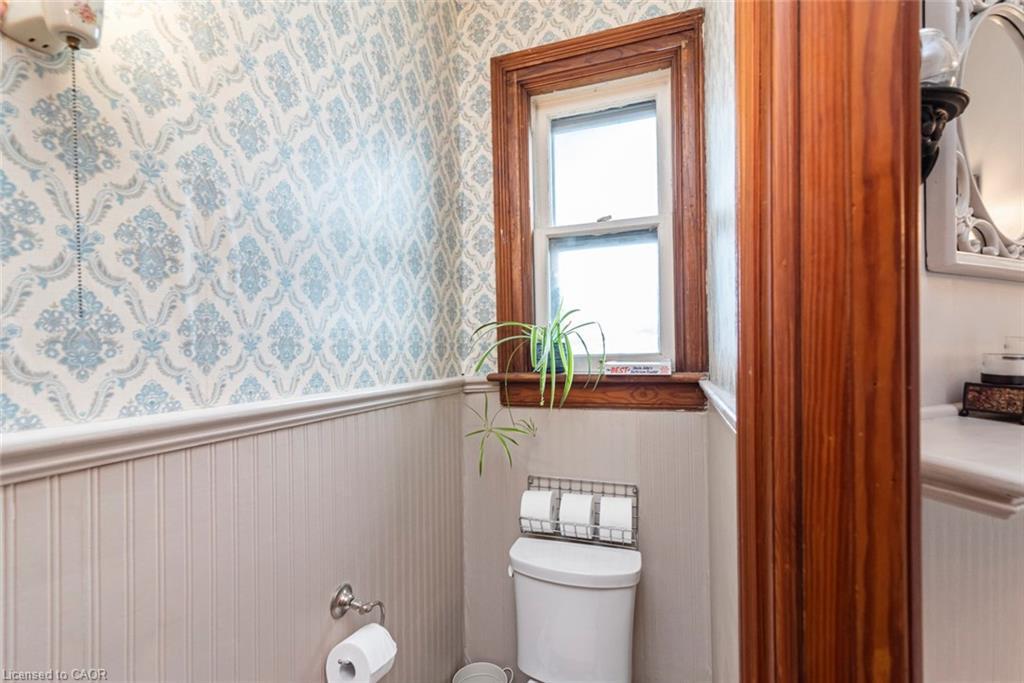 225 Broad Street E, Dunnville, ON - Indoor Photo Showing Bathroom