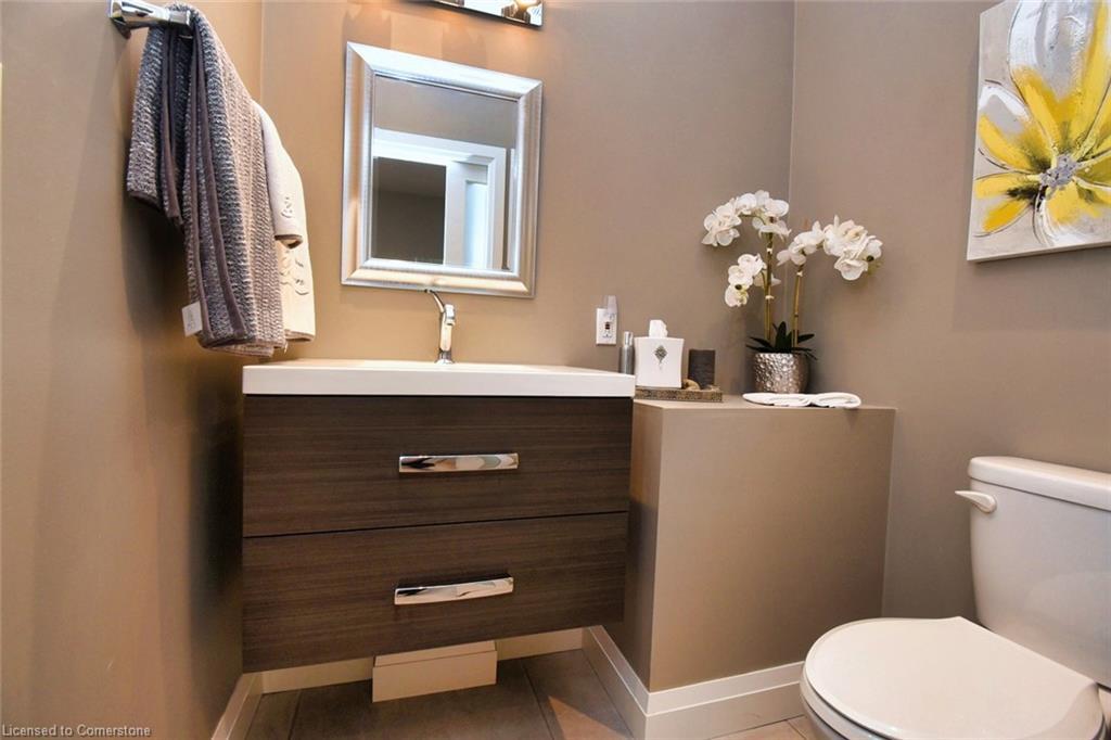 179 Macnab Street N, Hamilton, ON - Indoor Photo Showing Bathroom