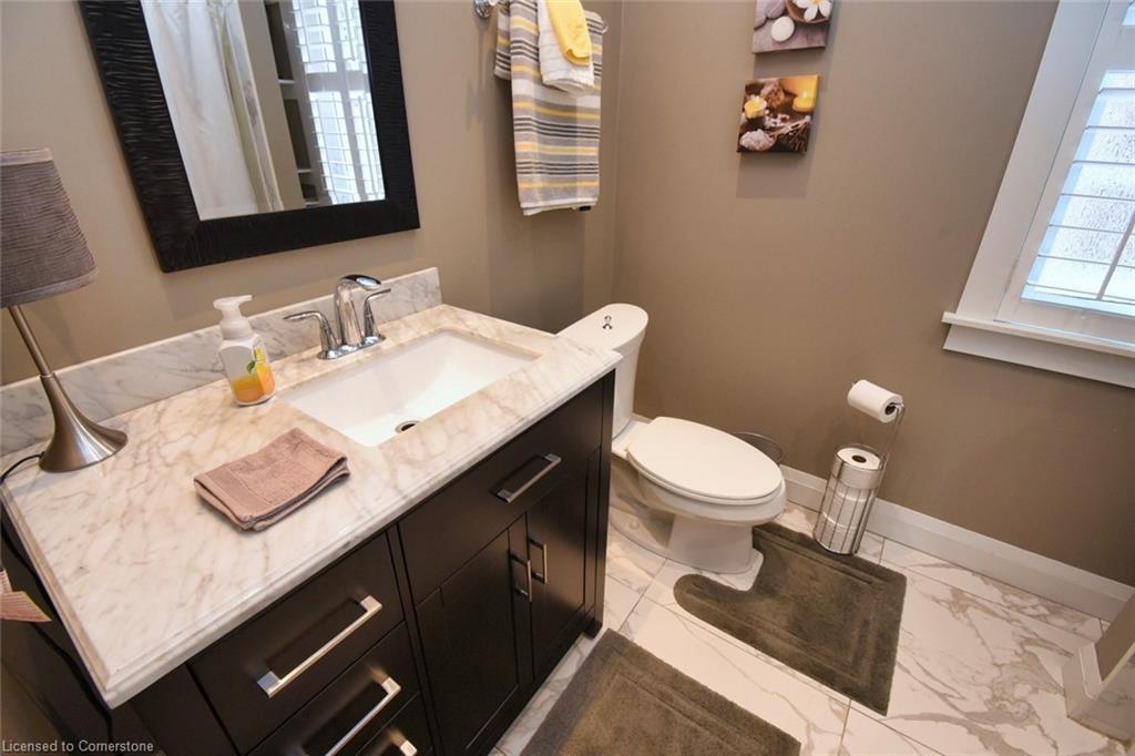 179 Macnab Street N, Hamilton, ON - Indoor Photo Showing Bathroom