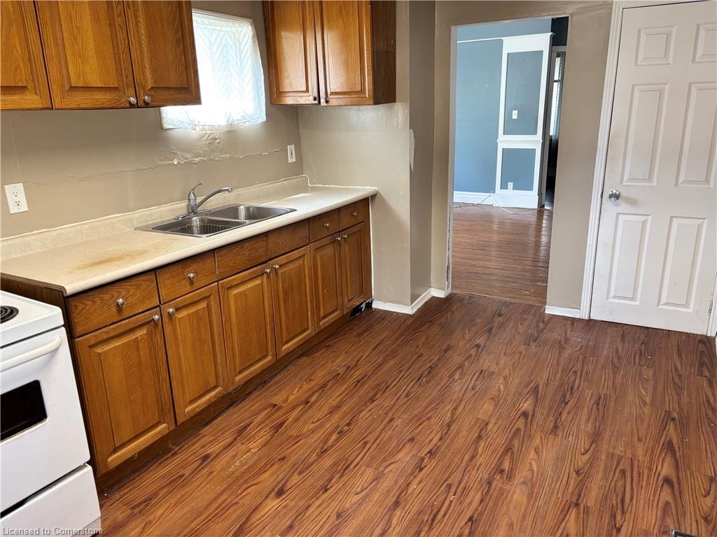 465 East Main Street, Welland, ON - Indoor Photo Showing Kitchen With Double Sink