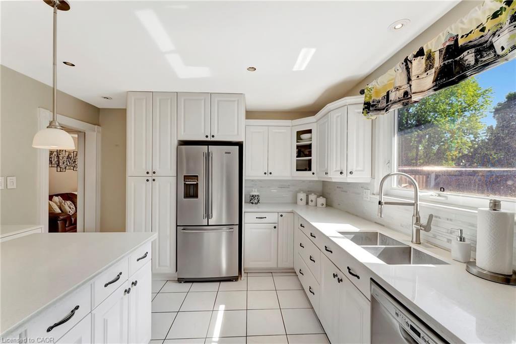 2325 Duncaster Drive, Burlington, ON - Indoor Photo Showing Kitchen With Double Sink With Upgraded Kitchen