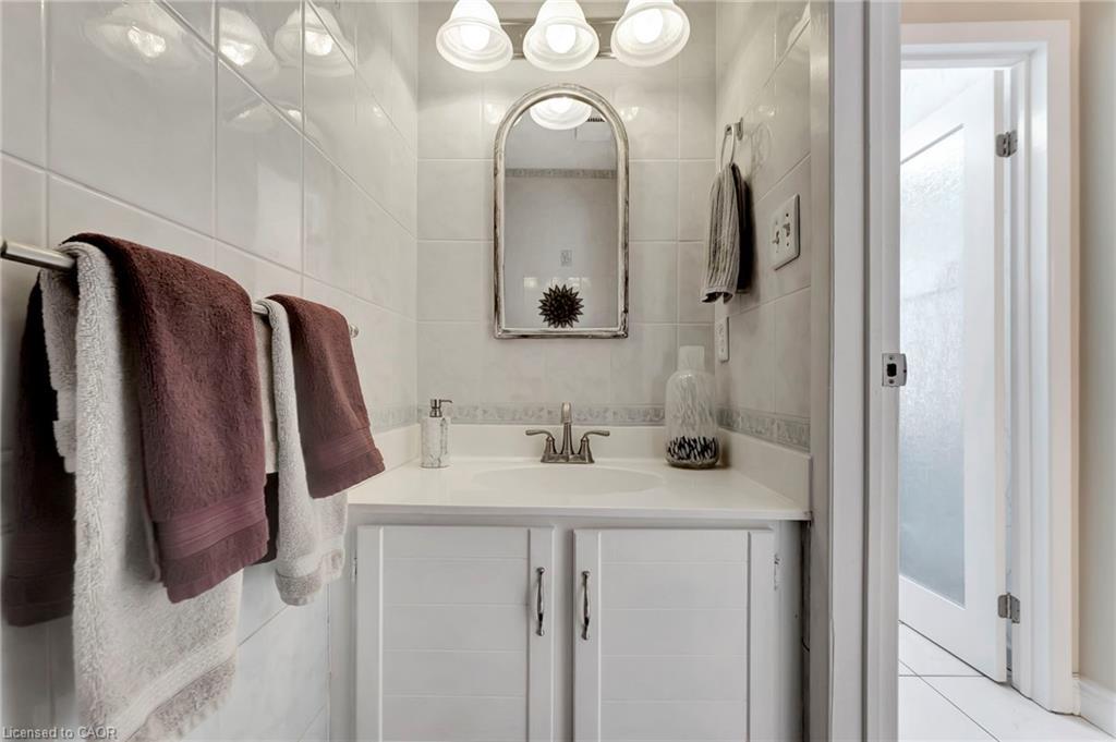 2325 Duncaster Drive, Burlington, ON - Indoor Photo Showing Bathroom