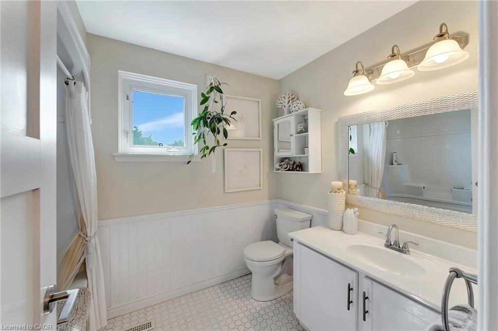 2325 Duncaster Drive, Burlington, ON - Indoor Photo Showing Bathroom