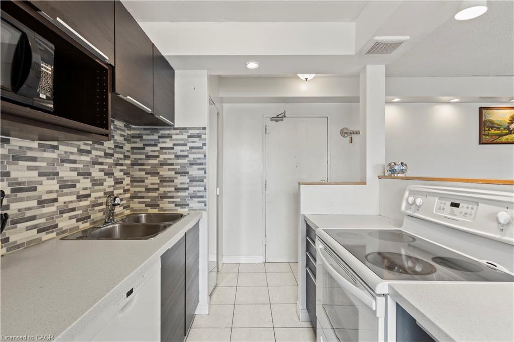 105-851 Queenston Road, Hamilton, ON - Indoor Photo Showing Kitchen With Double Sink