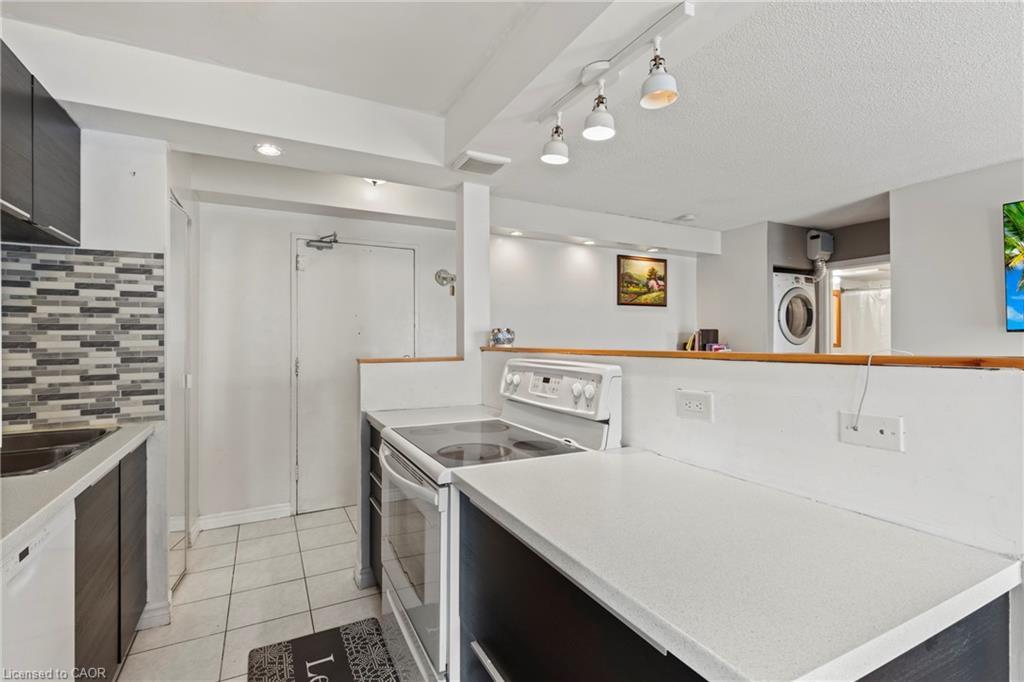 105-851 Queenston Road, Hamilton, ON - Indoor Photo Showing Kitchen