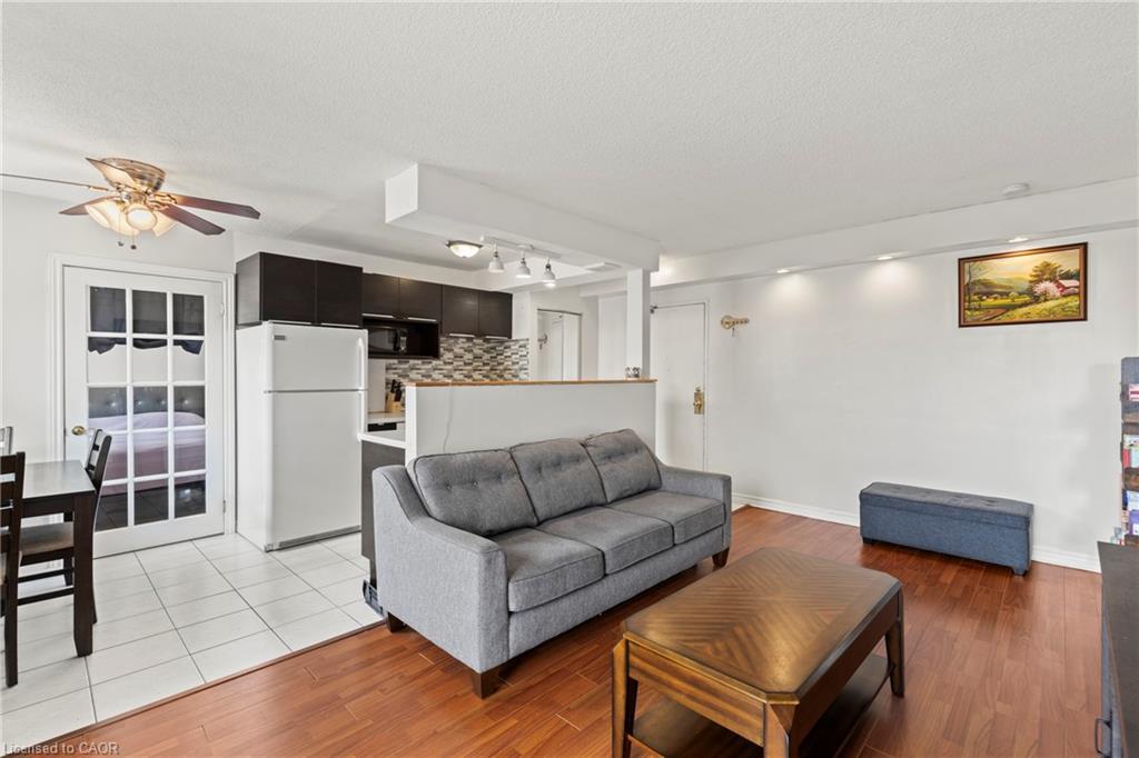 105-851 Queenston Road, Hamilton, ON - Indoor Photo Showing Living Room