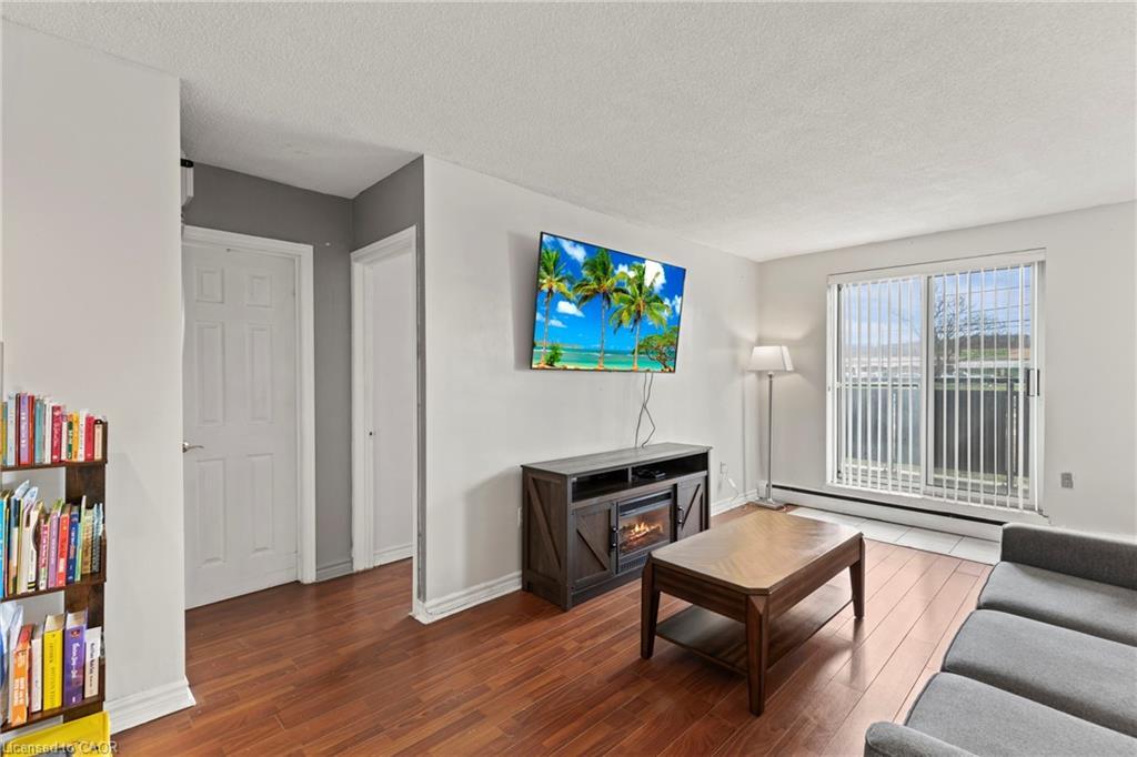 105-851 Queenston Road, Hamilton, ON - Indoor Photo Showing Living Room