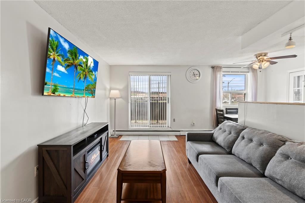 105-851 Queenston Road, Hamilton, ON - Indoor Photo Showing Living Room