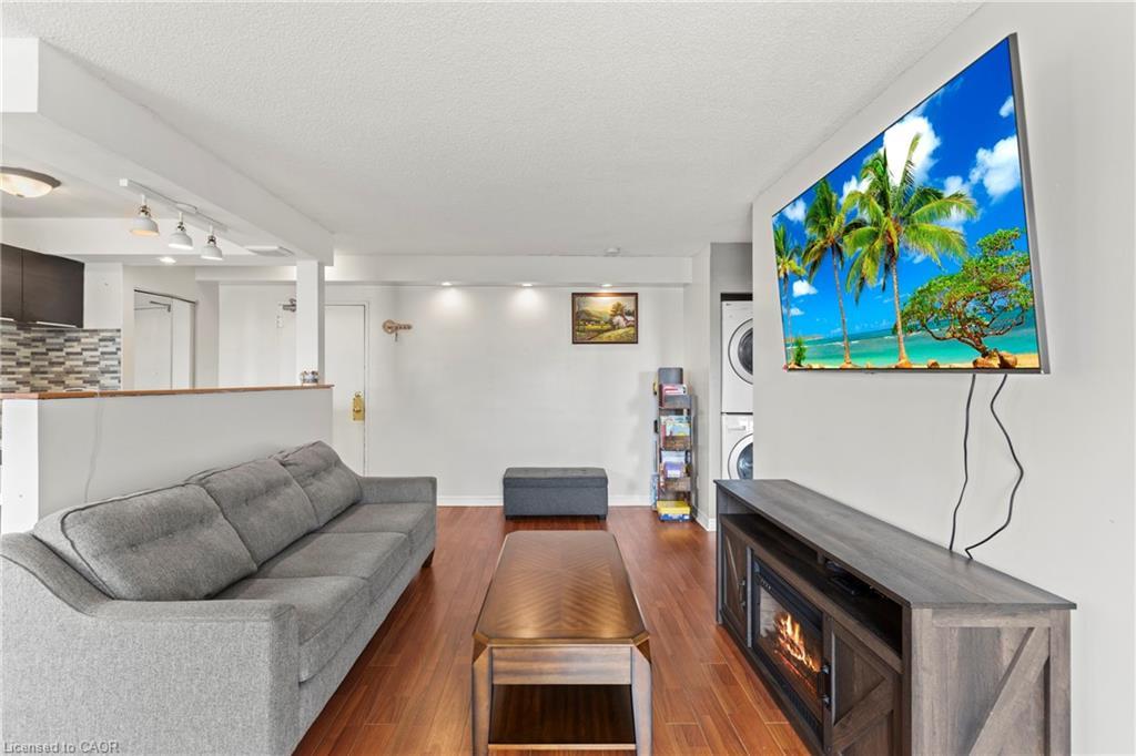 105-851 Queenston Road, Hamilton, ON - Indoor Photo Showing Living Room